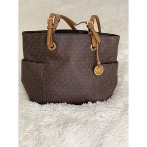 SOLD❗️❗️❗️Michael Kors Signature Jet Set (Large)